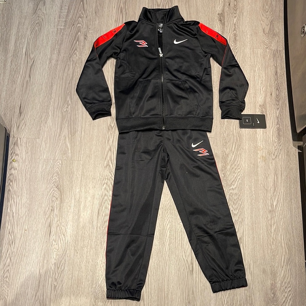 NWT Nike 2 piece jogger outfit